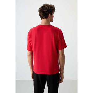 T-shirt basique pour homme, coupe ample, rouge, en tissu gaufré interlock texturé, 100% coton, style 88380 - Product Image 2