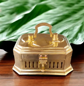 Una gran caja octogonal de latón dorado con un mango audaz y dos remates en forma de aguja en la tapa. - Product Image 2