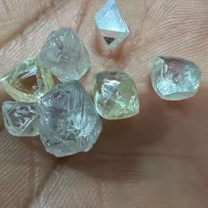 เพชรหยาบดิบทรงสามเหลี่ยมแบบยังไม่ได้เจียระไน - Product Image 1