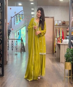 Conjunto de dupatta de Top pantalón de seda al mejor precio con estilo: conjuntos de dupatta de Top pantalón de seda con estilo disponibles a los mejores precios, que ofrecen excelentes - Product Image 1