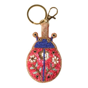 Magnifique porte-clés et accessoires de sac brodés à la main avec des perles de graines de couleur rouge et bleue, motif d'insecte, pour filles, en provenance d'Inde - Product Image 1