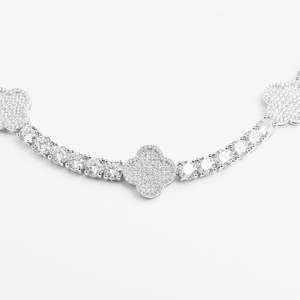 Brazalete de Oro de 14K con Trébol de Cuatro Hojas y Moissanita de 5MM, Elegante y Lujoso - Product Image 1