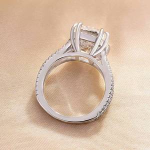 Bague de fiançailles en or blanc plaqué avec un pierre CZ de forme coussin allongée de 9x11 mm, bande pavée à deux branches, bijoux de mariée raffinés - Product Image 4