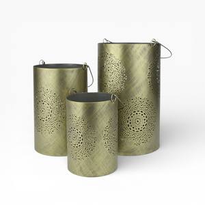 Ensemble de trois bougeoirs en métal finition or avec motif mandala pour des intérieurs élégants - Product Image 1