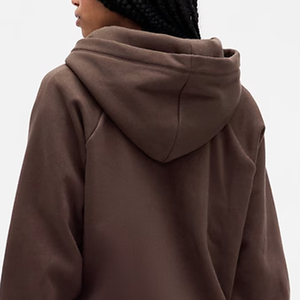 Sweat-shirt pour femmes modernes avec un aspect uni et propre, service OEM pour les acheteurs en gros, coupe ample avec poches kangourou et logo personnalisé - Product Image 5