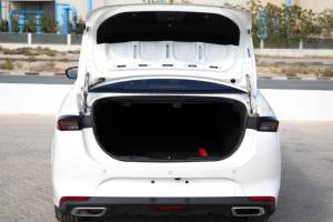 Superbe Performance – Voiture d'occasion Kaiyi E5 Limited Modèle 2024 Berline 1.5 Blanche Intérieur Noir & Gris – Prête à être expédiée dans le monde entier - Product Image 4