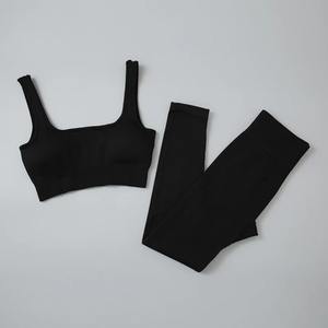 Survêtement de gymnastique taille haute et soutien-gorge de sport respirant 2 pièces ensemble de yoga pour femmes avec short tenues d'entraînement à motif solide - Product Image 1