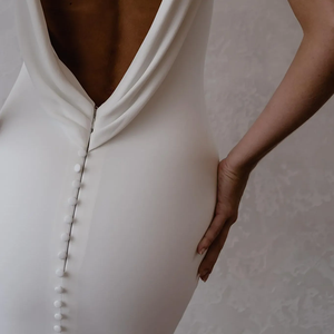 Vestido de Novia de Crepé con Escote Profundo en V, Cola de Sirena Desmontable, Cintura Natural, Diseño Plisado en Capas con Escote Corazón para Novias - Product Image 1