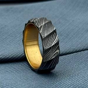 Anneau de lame en acier damas ondulé fait à la main avec manchon en laiton bande de couple esthétique pour lui fabricant direct - Product Image 6