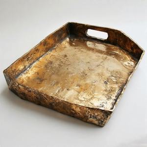 Bandeja de aluminio fundido manual Mystic Flow con cuerpo rectangular definido Acabado vintage y asas de estilo fluido para comedor de lujo - Product Image 3