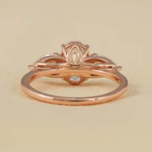 Bague en diamant de laboratoire ovale géométrique à trois pierres, clarté VS, certifiée IGI, plaquée or jaune rhodié - Product Image 1