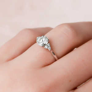 925 argent D couleur Moissanite bague de fiançailles coupe ronde avec accent latéral Unique nouveau venu produit de bijoux - Product Image 2