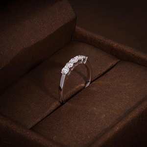 Bague demi-éternité à cinq pierres en diamant de laboratoire de 0,60 CTW, certifiée F VVS1 VVS2, diamants empilables, cadeau pour elle, promesse - Product Image 1
