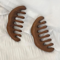 Peigne de massage en bois de santal de qualité supérieure avec design antistatique et durable pour la relaxation et le soin sain du cuir chevelu - BLUE LOTUS Vietnam