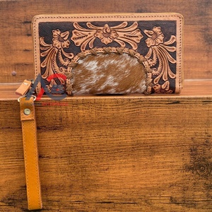 กระเป๋าคลัทช์หนังวัวสำหรับผู้หญิงทำมือแบบมีสายคล้องข้อมือทำจากหนังแท้โลโก้ที่กำหนดเอง - Product Image 1