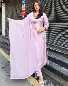 CHANDER DE VISCOSA PESADA DE TELA SUPERIOR DE TRABAJO EN RELIEVE BLANCO CON TRABAJO BORDADO EN SECUENCIA - Product Image 1