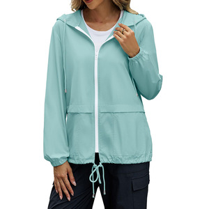 Vêtement de pluie de haute qualité pour femmes, imperméable à 100%, avec capuche, col réglable, taille ajustable, vente en gros - Product Image 3