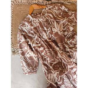 Ensemble de costume Kurta floral sépia pour femmes - Product Image 1