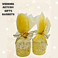 Paniers de cadeaux et de chocolats de bonbons traditionnels de couleur jaune avec ruban sur le panier de conceptions supérieures pour les faveurs de fête d'anniversaire