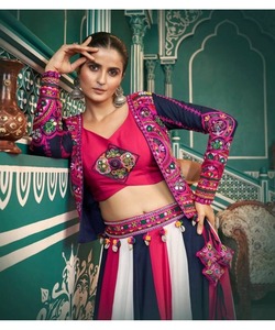 LachaCholi complet une pièce pour filles en lavande avec paillettes imprimées et chunni - Product Image 2