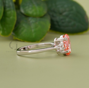 Anillo de Diamantes Rojos Único con 3 Piedras, 2.01 Quilates, Gema Ovalada Creada en Laboratorio, Corte Baguette Cónico, Oro Blanco de 14 Quilates, Color Plata, Anillo de Compromiso - Product Image 2