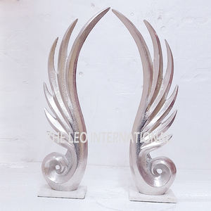 Statue décorative pour fête, sculpture artisanale en aluminium avec base en bois, lot de 2 - Product Image 4