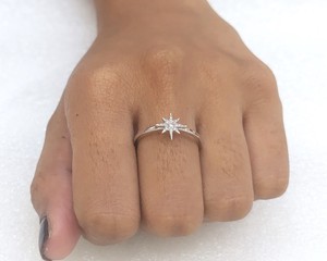 Anillo de Compromiso y Matrimonio con Diamante Cultivado en Laboratorio de Corte Redondo de 0.10 Ct, Anillo de Oro Blanco Sólido de 14K con Forma de Estrella, Regalo para Mujer - Product Image 5