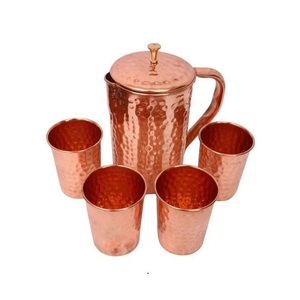 Combinación de jarra de cobre y vidrio Vasos exclusivos hechos a mano para interiores de comedor modernos y uso diario saludable - Product Image 1