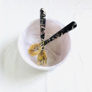 Bol à salade moderne en acrylique Mustique, design marbré, écologique, bol à fruits pour mariage avec serveur à salade, caractéristique jetable, articles ménagers - Product Image 1