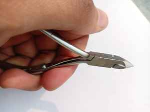 Pince à cuticules D-01 Nghia avec mâchoire en acier inoxydable très tranchante 16 Logo et emballage personnalisés pour un usage domestique - Product Image 3