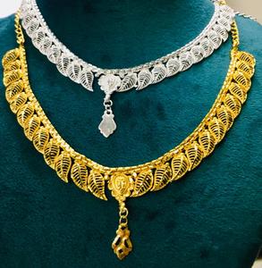 Collar con colgante de Cruz de Latón chapado en oro de moda para mujer con cadena de eslabones de perlas para bodas, fiestas, regalo de estilo británico y estadounidense - Product Image 1