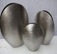 Vase à fleurs décoratif moderne de la collection IQBAL, fabriqué en aluminium moulé avec finition argentée, pour la décoration de table à la maison ou pour un mariage, taille M
