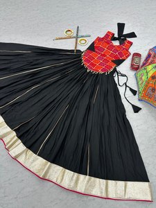 ชุดการ์บาอินเดียแบบดั้งเดิมผ้าฝ้ายแท้สีดำพิมพ์ด้วยฟอยล์งาน navratri lehenga choli สำหรับงานแต่งงาน - Product Image 6