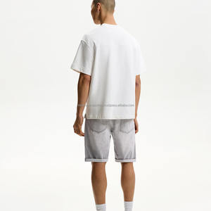 กางเกงขาสั้นผ้ายีนส์มีกระเป๋าด้านหลังปักลายสำหรับผู้ชายงานตามสั่ง - Product Image 2