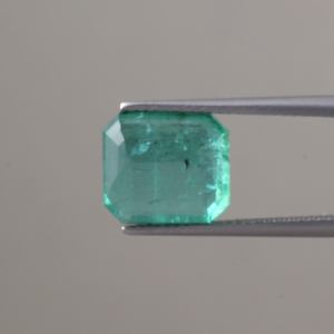 Esmeralda Verde Natural Certificada por IGI, Suelta, 4.95 Quilates, Corte Octogonal, 13x10mm, Tallada a Mano, Encerada/Aceitada, Pulida, Ligera y Fina - Product Image 3