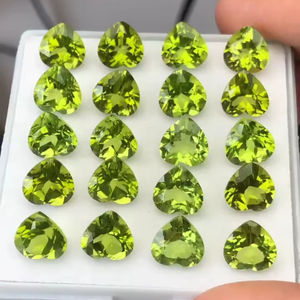 Pierres précieuses de 8mm de coupe de coeur de péridot naturel avec un lustre de couleur superbe et des pierres propres et avec une fabrication et un polissage parfaits à bas prix - Product Image 1