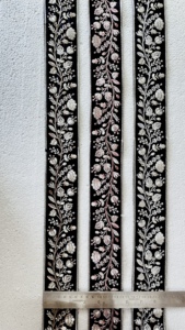 Fleurs sur mesure brodées de trois manières de couleur dans des motifs floraux ethniques à des fins diverses en largeur de 1.25 pouces. - Product Image 4