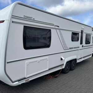 Caravane moderne en forme de larme avec design aérodynamique - Product Image 1