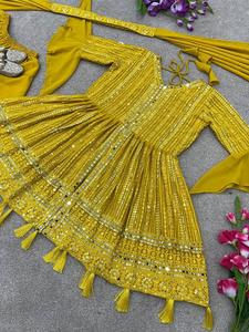 Trajes de mujer Ropa étnica Terciopelo cosido para mujer Colección de trajes de mujer Trajes de lujo para mujer Salwar Kameez para mujer - Product Image 3