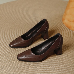 Escarpins élégants en daim à talons hauts pour femmes, bout carré, talons aiguilles, parfaits pour les mariages, les fêtes et le bureau. - Product Image 1