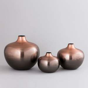 La serie Artisan Metal Vase es perfecta para los planificadores de eventos de hoteles de lujo o diseñadores de interiores con este jarrón de metal disponible - Product Image 2
