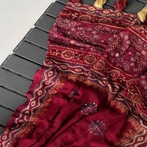 Sari en coton pur Chanderi VASTRA COTTAGE, imprimé à la main Ajrakh avec des sequins Katha, des glands en coton et un chemisier assorti - Product Image 5