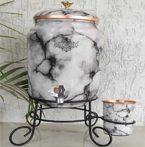 หม้อต้มน้ำสีขาวพิมพ์ลายสีน้ำเงินพร้อมขาตั้งและหัวจ่ายน้ำทองแดงทำจากผู้ผลิตในอินเดีย - Product Image 3