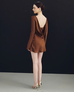 Elegante Vestido Mini de Satén Color Caramelo - Seductor Vestido de Manga Larga con Cuello Barco Hecho en Vietnam - Product Image 4