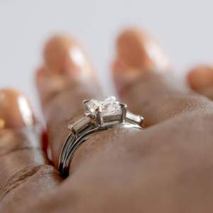 Anillo de compromiso de tres piedras con corte esmeralda para mujer - Product Image 1