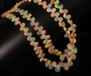 Pierre précieuse d'opale de Welo d'Éthiopie naturelle, forme poire et goutte, perles pour la fabrication de colliers - Product Image 1