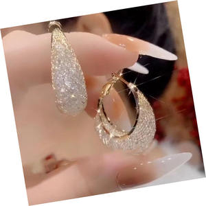 Boucles d'oreilles clous de luxe plaquées argent avec micro-incrustations de moissanite et de strass en cristal, bijoux pour femme pour fiançailles et usage quotidien - Product Image 2
