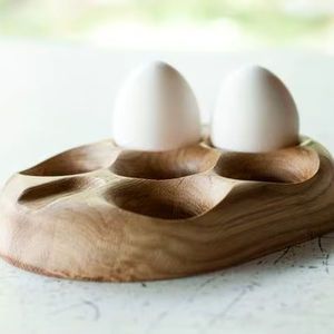 Estante de madera para huevos hecho a mano con detalles tallados adecuado para propietarios artísticos que aman los accesorios de cocina rústicos - Product Image 1