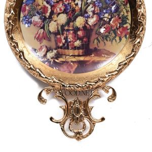 Cadre mural rond orné de laiton antique avec des œuvres florales en porcelaine décoration vintage en laiton vieilli à la main design de maison de luxe - Product Image 2