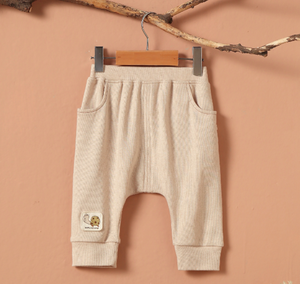 Pantalon de survêtement en tricot beige certifié OEKO-TEX pour filles, avec patch escargot sur la jambe gauche, style normcore/minimaliste, en coton biologique à carreaux - Product Image 2
